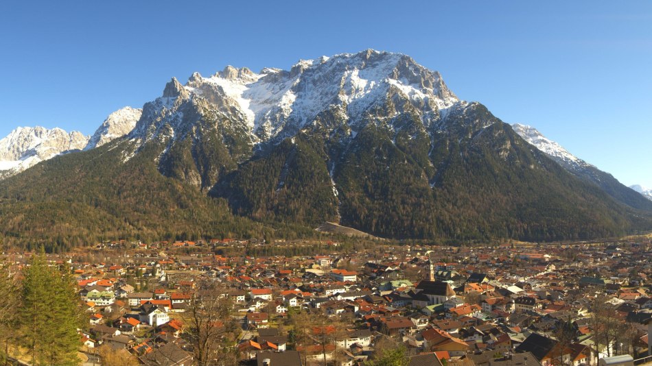 Panoramabild am Frühlingsanfang in Mittenwald. Blick vom Kranzberg auf Karwendelmassiv, © Alpenwelt Karwendel