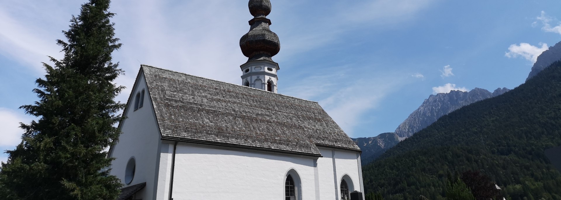 Die Kirche St. Nikolaus in Mittenwald am Mittenwalder Friedhof, © Alpenwelt Karwendel | Andreas Karner
