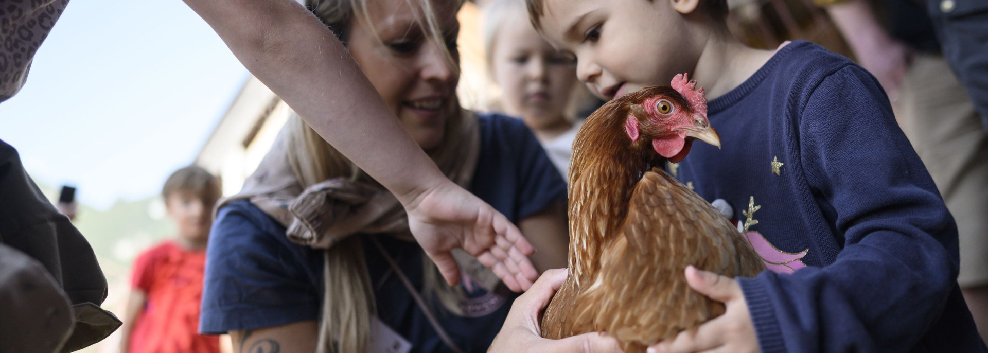 Tierische Erlebnisse beim Kinderprogramm der Alpenwelt Karwendel, © Alpenwelt Karwendel | Philipp Gülland