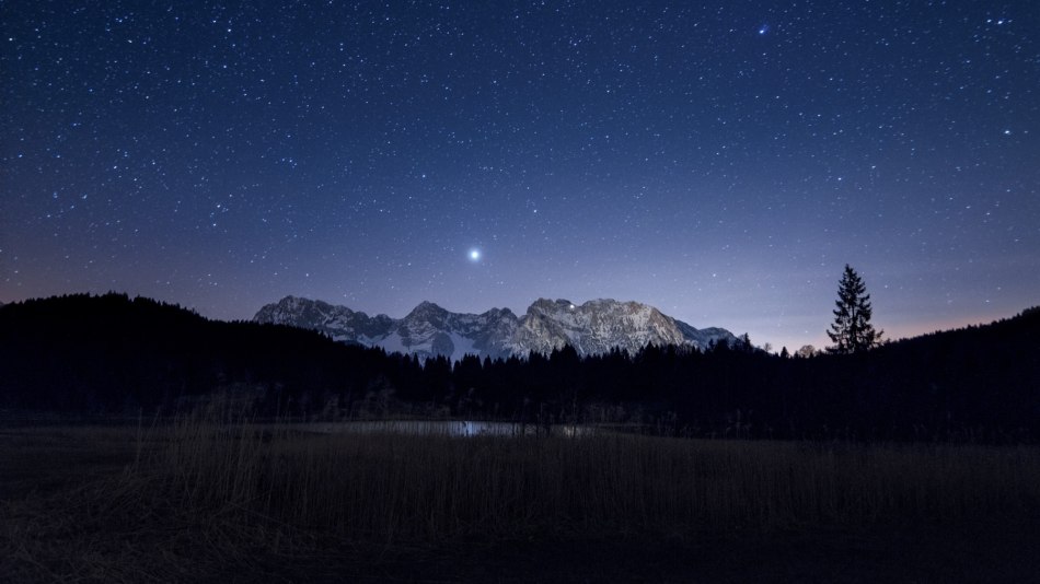 Blick von Gerold auf winterlichen Sternenhimmel über Karwendel, © Alpenwelt Karwendel | Jakob Schultz