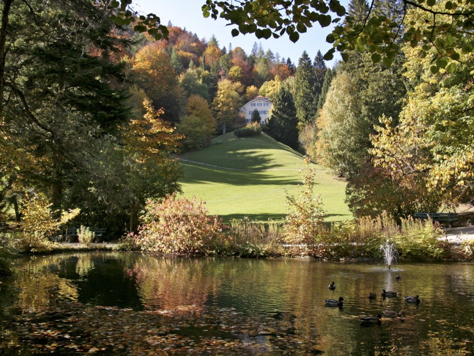 Krausegarten mit Blick auf die Krause-Villa in Mittenwald, © Alpenwelt Karwendel| Rudolf Pohmann
