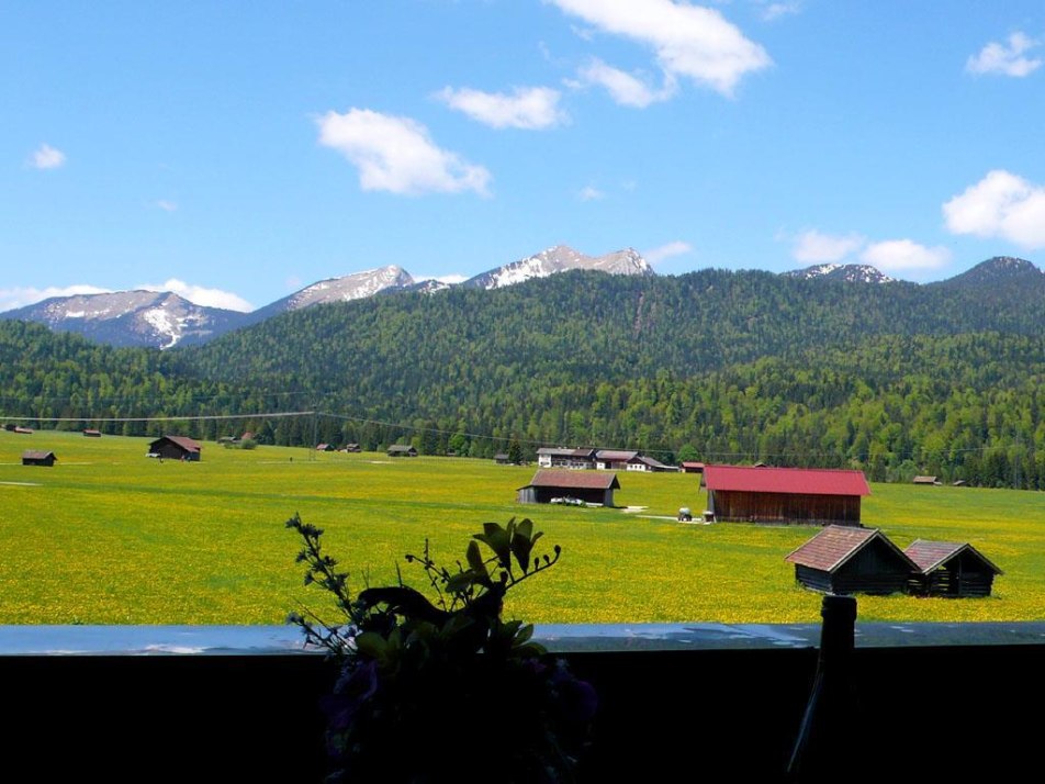 Aussicht über freie Wiesen zu den Bergen