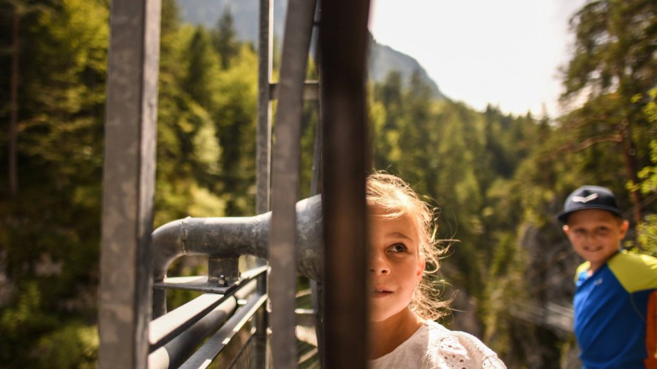 Es gibt so viele zu entdecken- wie hier am Themenweg Leutascher Geisterklamm, © Alpenwelt Karwendel | Philipp Gülland