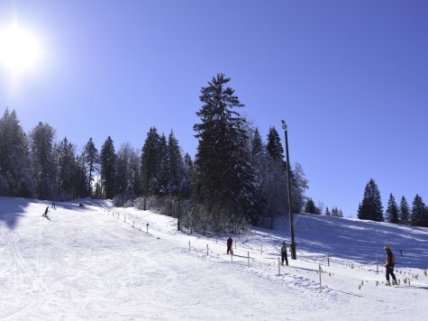 Skivergnügen auf der präparierten Piste beim Skilift am Barmsee, © Alpenwelt Karwendel | Stefan Eisend