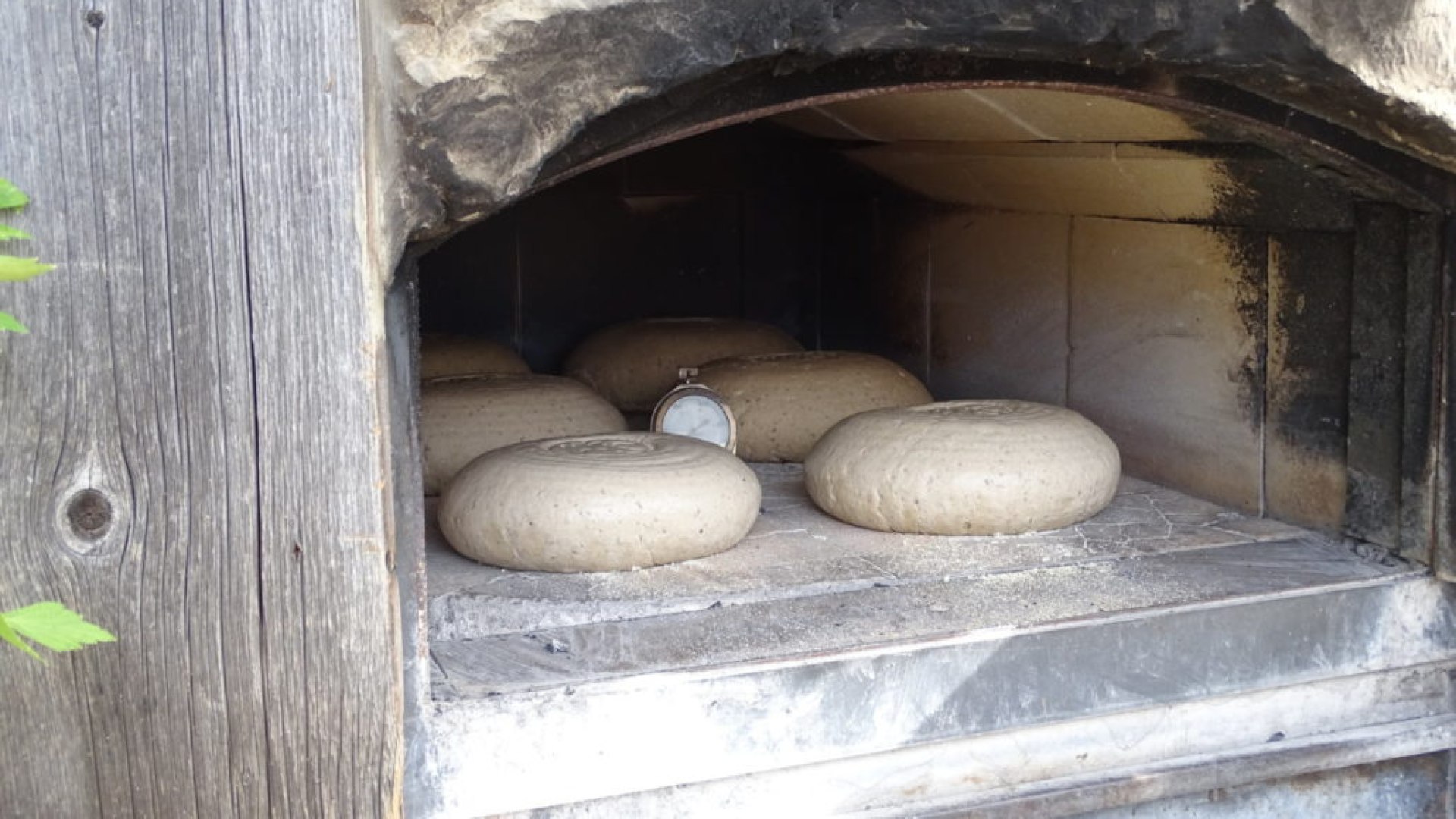 Brot im Holzofen der Auhütte, © Alpenwelt Karwendel | Andrea Schmölzer