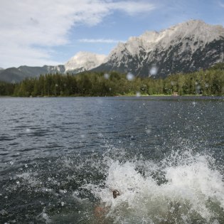 A very special bathing fun - The Lautersee between Mittenwald and the Wetterstein, © Alpenwelt Karwendel | Philipp Gülland