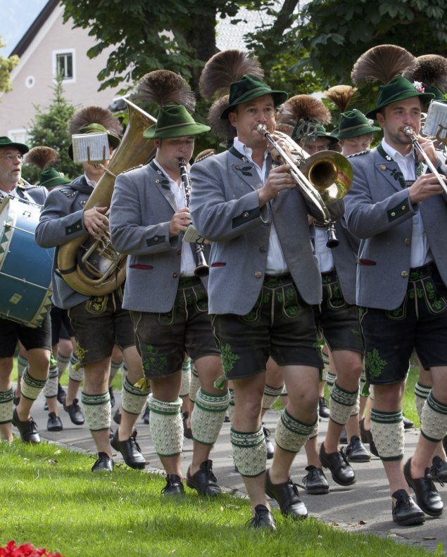 Die Mittenwalder Musikkapelle bei einem sommerlichen Umzug. Blasmusik mit Trommlerzug in Trachten. , © Alpenwelt Karwendel | Hubert Hornsteiner