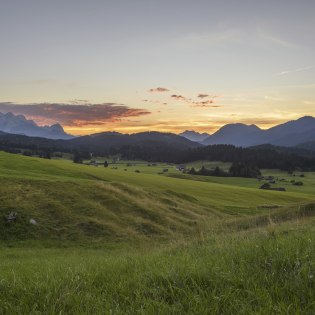 Buckelwiesen bei Sonnenuntergang in der Alpenwelt Karwendel, © Alpenwelt Karwendel | Wolfgang Ehn