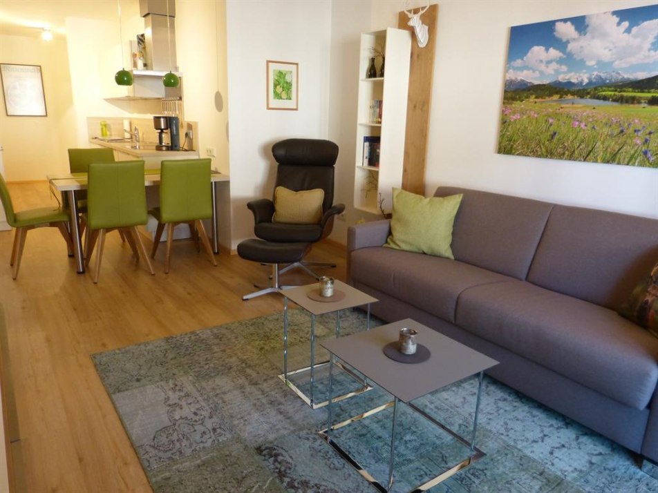 Heller Wohnraum mit Couch und TV