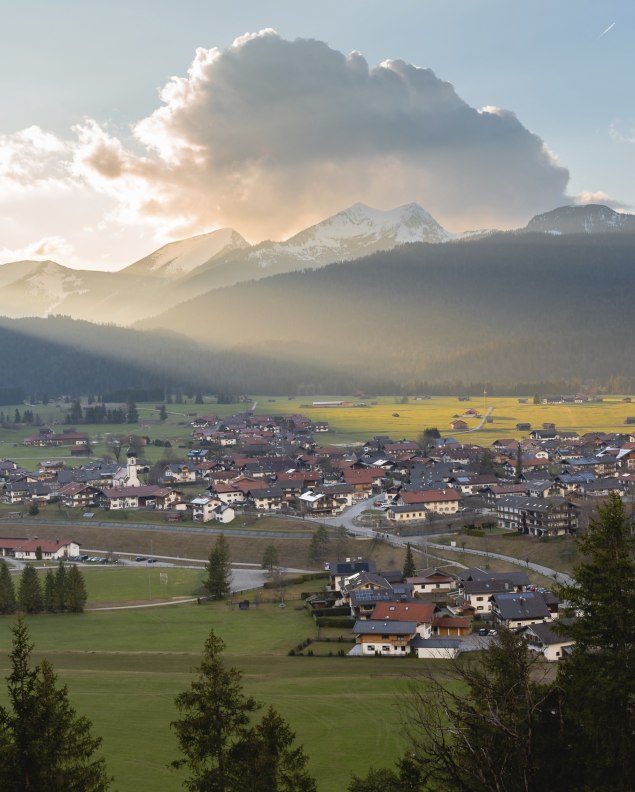 Krün im Frühling mit Blick auf das Estergebirge, © Alpenwelt Karwendel | Danilo Krauspe