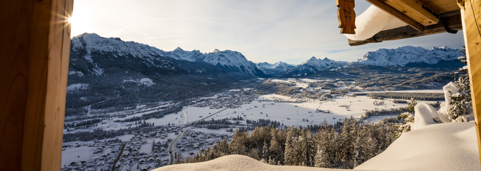 Verschneites Isartal mit Karwendel, eingefangen vom Krepelschrofen bei Wallgau, © Alpenwelt Karwendel | Paul Wolf