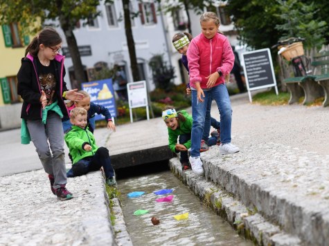 Vom Kinderprogramm bis zur Schatzsuche - in Mittenwald gibt's für die ganze Familie was zu entdecken., © Alpenwelt Karwendel | Angelika Warmuth