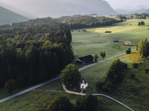 Buckelwiesen mit Kapelle Maria Rast, © Alpenwelt Karwendel / André Alexander@formgestalter