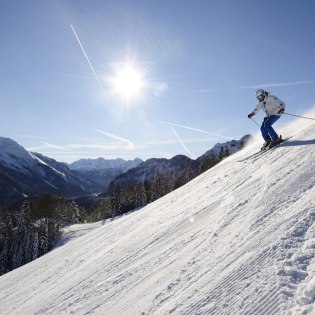 Skifahrer am Kranzberg mit herrlichem Panorama, © Alpenwelt Karwendel | Wolfgang Ehn