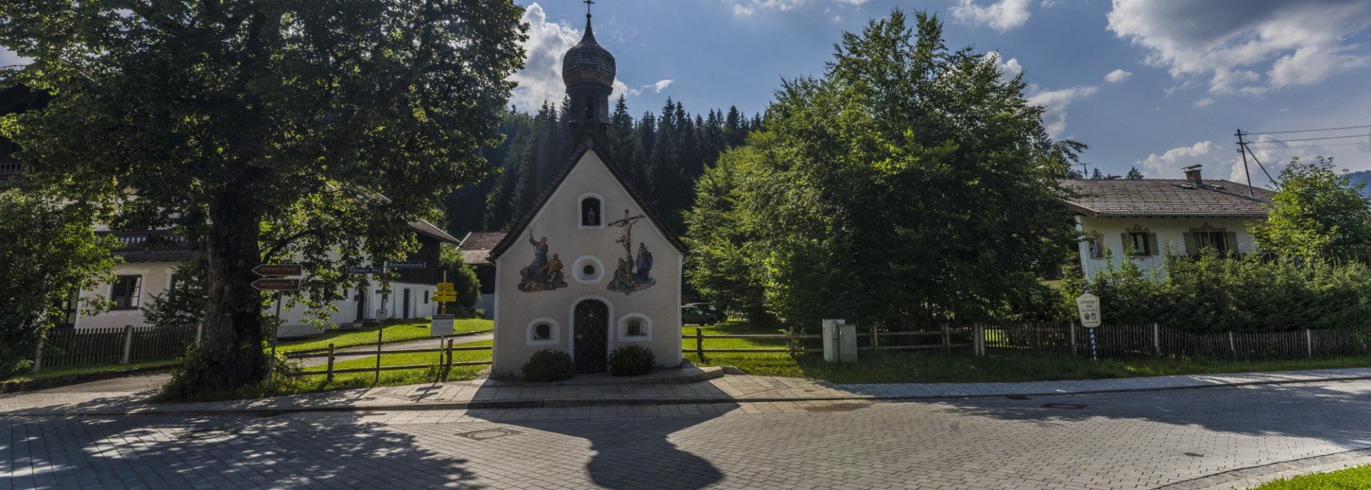 Idyllisch gelegen zwischen Mittenwald, Krün und Garmisch-Partenkirchen liegt Klais mit seiner alten Kapelle., © Alpenwelt Karwendel | Wolfgang Ehn