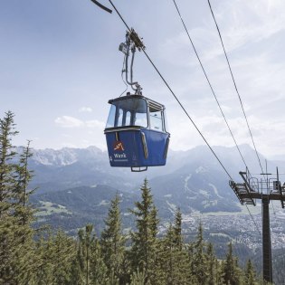 Die Wankbahn in Garmisch-Partenkirchen mit Blick Richtung Zugspitze , © Bayerische Zugspitzbahn Bergbahnen AG | Matthias Fend 