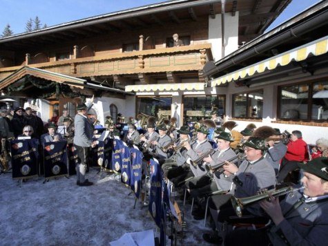 Traditionelles Eintopfessen mit Platzkonzert der Musikkapelle Krün, © Alpenwelt Karwendel | Christoph Schober