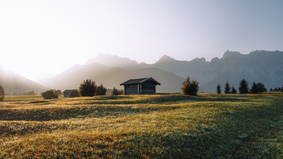 Stadel auf den Buckelwiesen zwischen Krün und Mittenwald, © Alpenwelt Karwendel | André Alexander @formgestalter