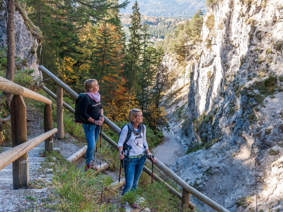Wandern durch die Hüttlebachklamm, © Alpenwelt Karwendel | bayern.by_Gregor Lengler Wandern durch die Hüttlebachklamm, © Alpenwelt Karwendel | bayern.by_Gregor Lengler
