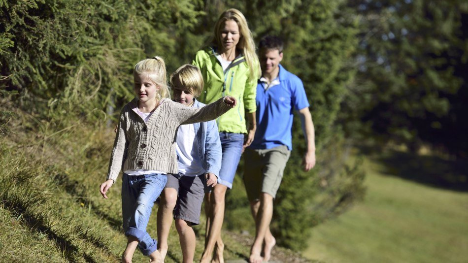 Familie auf dem Barfußweg in Mittenwald, © Alpenwelt Karwendel | Stefan Eisend 