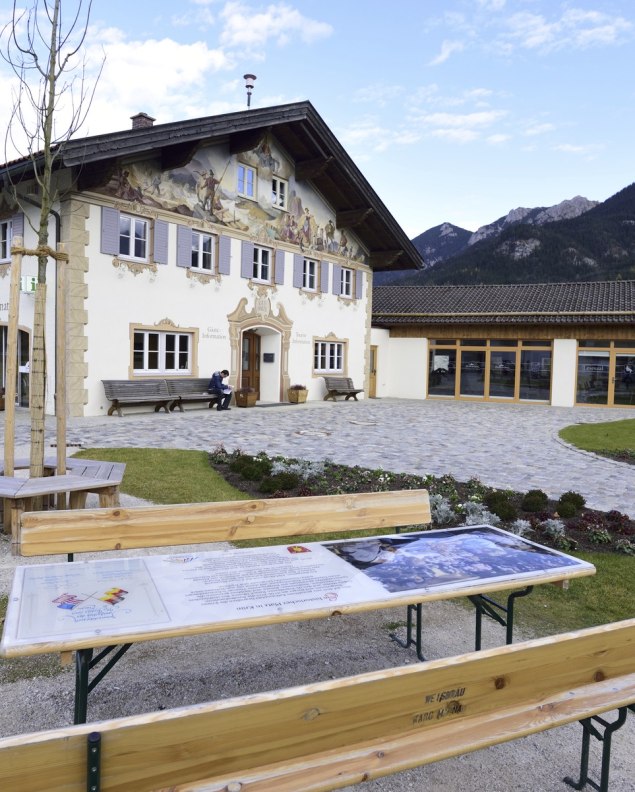 Die Bank die seit dem Gemeindebesuchs mit dem öffentlichen Weißwurstfrühstück des US Präsideten und der Bundeskanzlerin vor dem Krüner Rathaus steht. , © Alpenwelt Karwendel | Stefan Eisend 