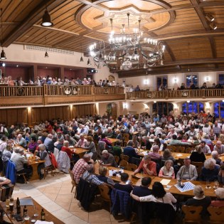 Saal mit Bühne des Haus des Gastest in Wallgau, © Alpenwelt Karwendel | Wolfgang Ehn