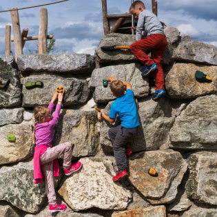 Climbing wall at the rafting playground in Krün, © Alpenwelt Karwendel | Hannes Holzer