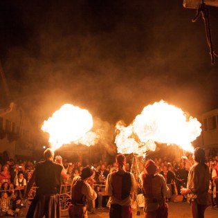 Feuershow am Bozner Markt in Mittenwald, © Alpenwelt Karwendel | Hubert Hornsteiner Feuershow am Bozner Markt in Mittenwald, © Alpenwelt Karwendel | Hubert Hornsteiner