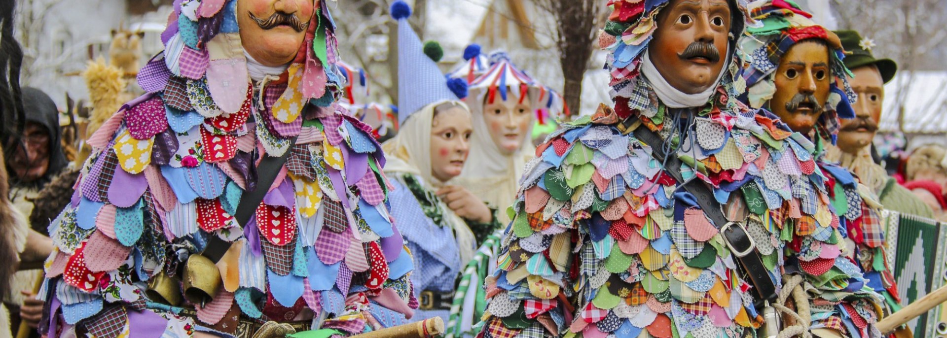 Im Vordergrund das typische Fleckergewand - Traditionelles Faschingstreiben rund um Mittenwald, Krün und Wallgau., © Alpenwelt Karwendel | Wera Tuma