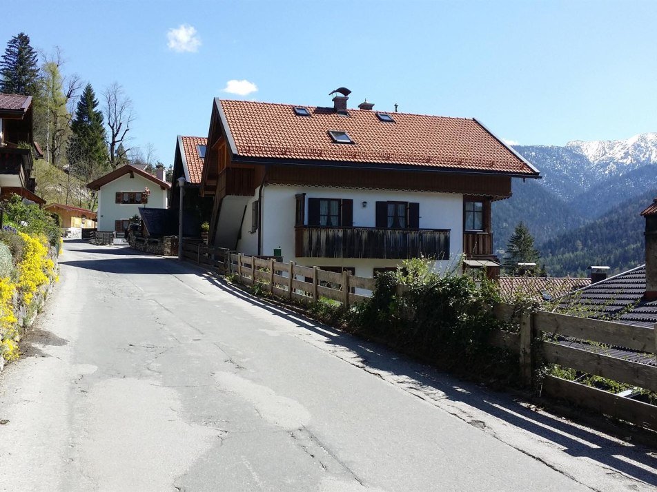 Haus Bergglück in Hanglage am Gròbelweg