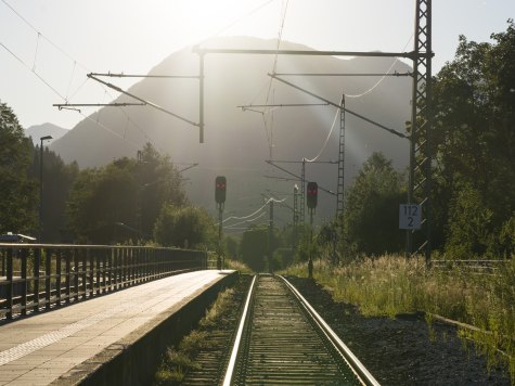 Bahnhof in Klais mit Blick auf Berg, © Alpenwelt Karwendel| Wolfgang Ehn