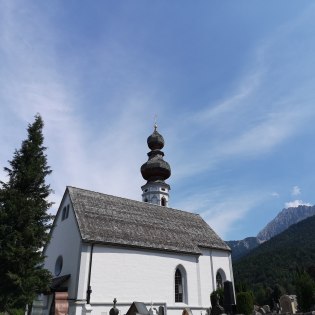 Die Kirche St. Nikolaus in Mittenwald am Mittenwalder Friedhof, © Alpenwelt Karwendel | Andreas Karner