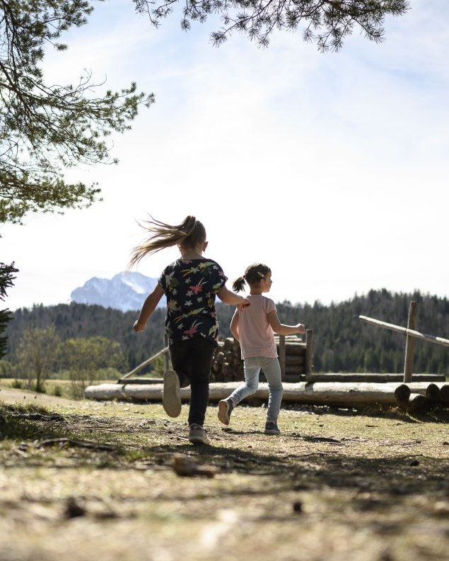 Das Floß vom Isar-Natur-Erlebnisweg bei Krün, © Alpenwelt Karwendel | Philipp Gülland