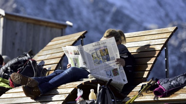Zeitung lesen auf dem Kranzberg, © Alpenwelt Karwendel | Stefan Eisend