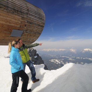 Das Riesenfernrohr an der Bergstation der Karwendelbahn mit Panoramablick auf Estergebirge und Ammergauer Alpen., © Alpenwelt Karwendel | Wolfgang Ehn