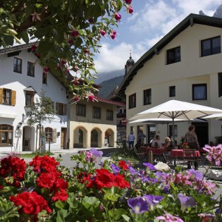 Blick vom Mittenwalder Ortsteil Gries gen Osten mit Kirchturm und Viererspitze, © Alpenwelt Karwendel | Rudolf Pohmann