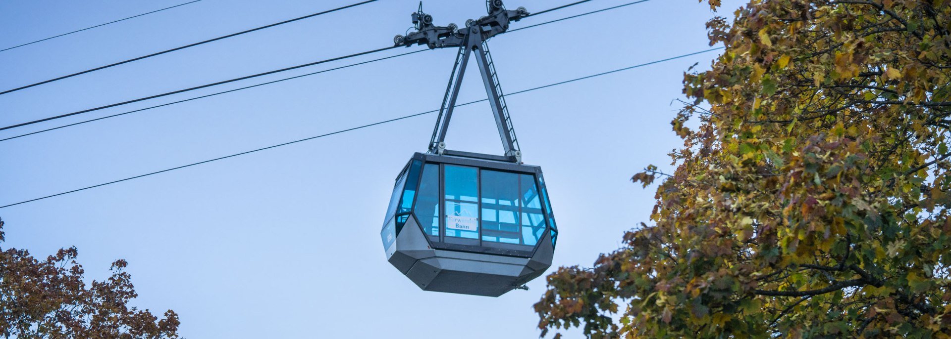 The transparent cabin of the Karwendelbahn takes you comfortably from 933 to 2244m. A cable car in the Bavarian Alps and the second highest mountain railroad in Germany., © Alpenwelt Karwendel | Dietmar Denger