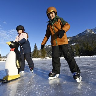 Kinderfreuden am Eisplatz in Krün , © Alpenwelt Karwendel | Angelika Warmuth