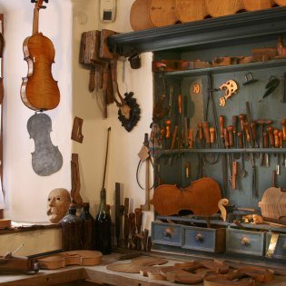 Geigenbau Museum in Zentrum von Mittenwald, hinterhalb der Pfarrkirche, © Alpenwelt Karwendel | Pfisterer
