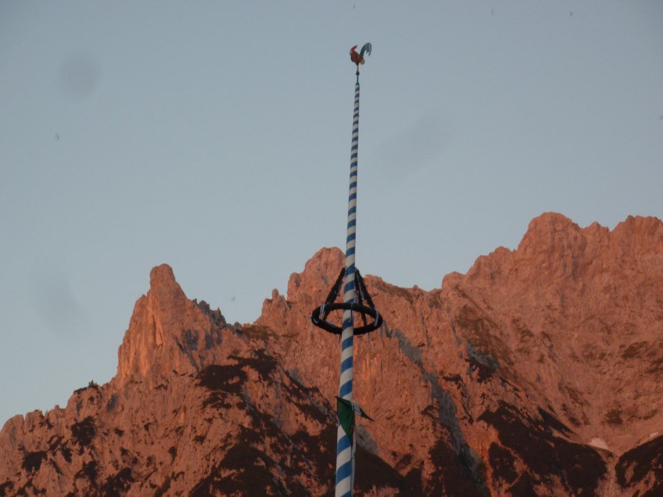 Maibaum im Abendrot