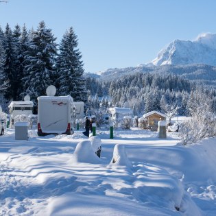 Tiefverschneite Wohnmobile und Wohnwägen auf dem außergewöhnlichen Campingplatz am Tennsee , © Alpenwelt Karwendel | Alpen-Caravanpark Tennsee 