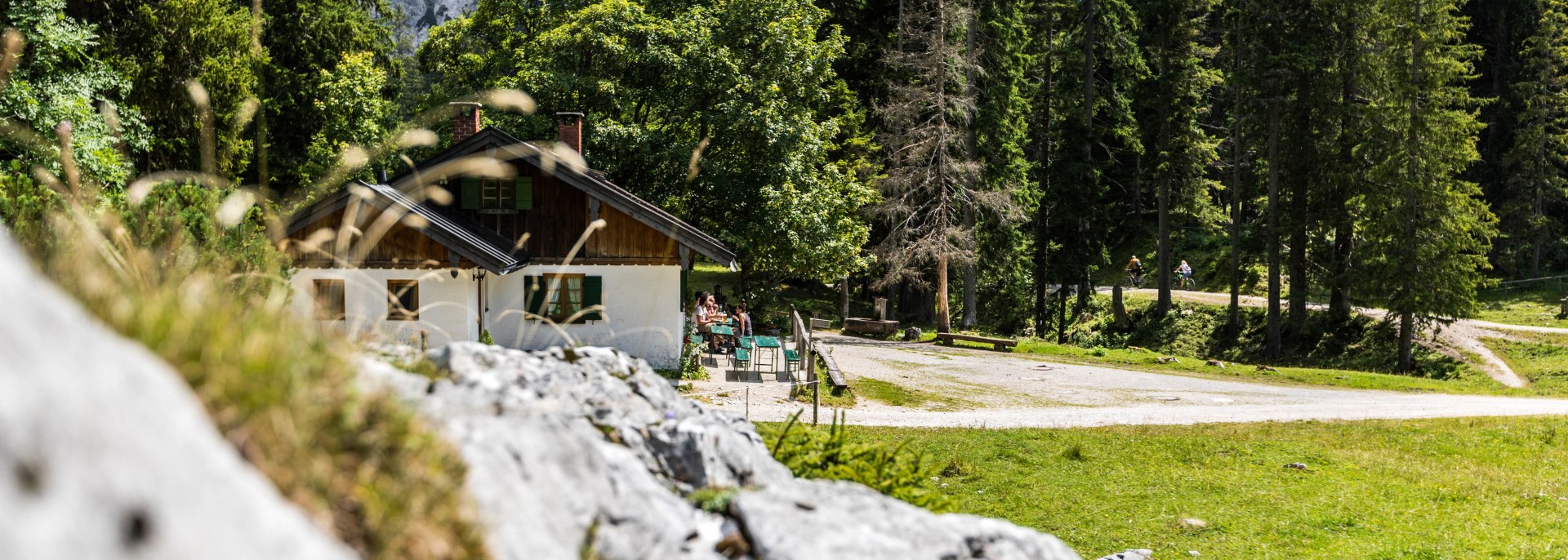Die Vereiner Alm erreichen Sie relativ einfach  - ein schöne Hütte zwischen Soiern und Karwendel, © Zugspitz Region GmbH | Erika Sprengler