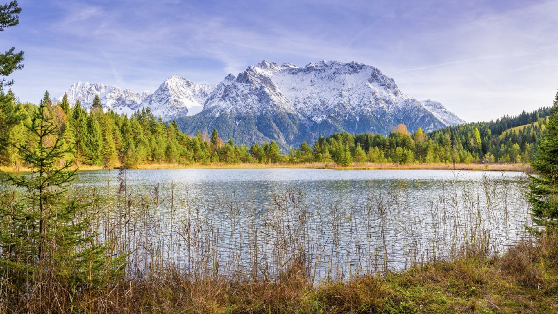 Herbstliche Aussicht vom Luttensee aufs Karwendelgebirge, © Alpenwelt Karwendel | Rosemarie Karg