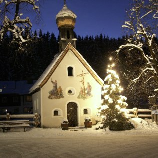 Kapelle Klais im Winter Weihnachten, © Alpenwelt Karwendel | Wilfried Gans