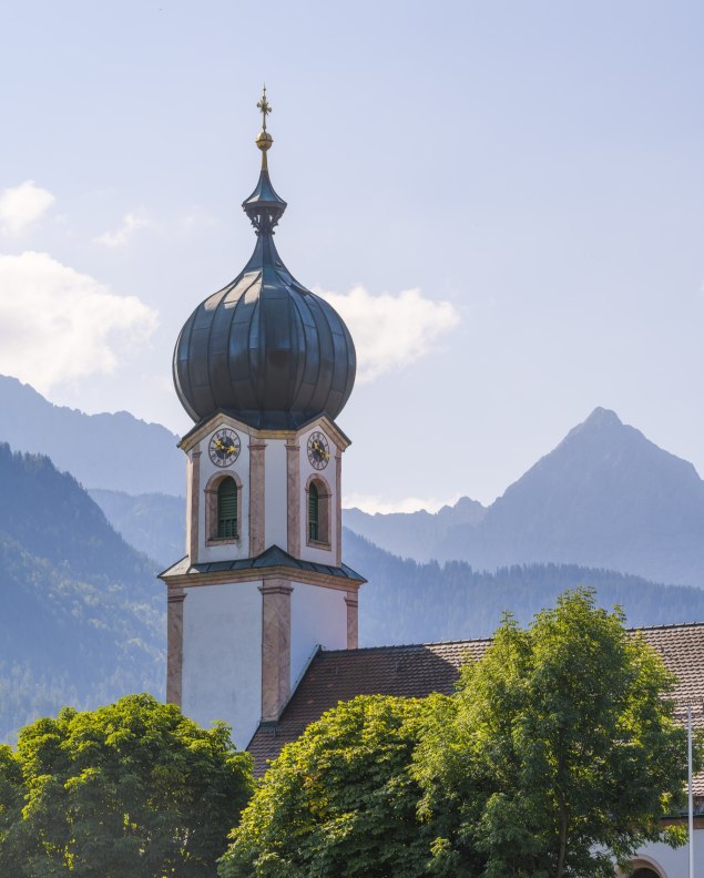 Kirchturm der St. Sebastian Kirche in Krün, © Alpenwelt Karwendel | Wolfgang Ehn