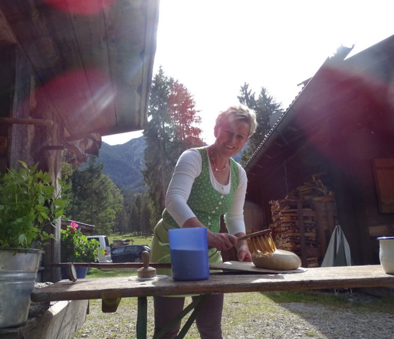 Beate pinselt die Sauerteig-Laibe mit Wasser ein, © Alpenwelt Karwendel | Andrea Schmölzer