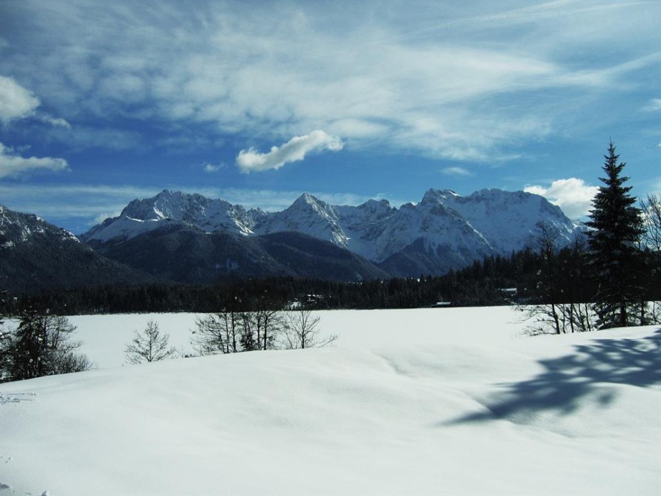 Zugefrorener Barmsee mit Karwendel