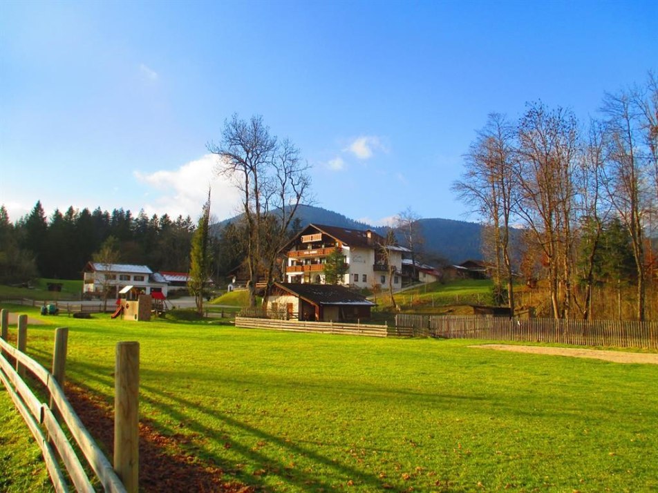 Hotel im Herbst, © Kriner-Barmsee