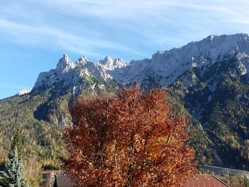 Aussicht Balkon Karwendelpanorama FH Herbst, © Bettina Wackerl