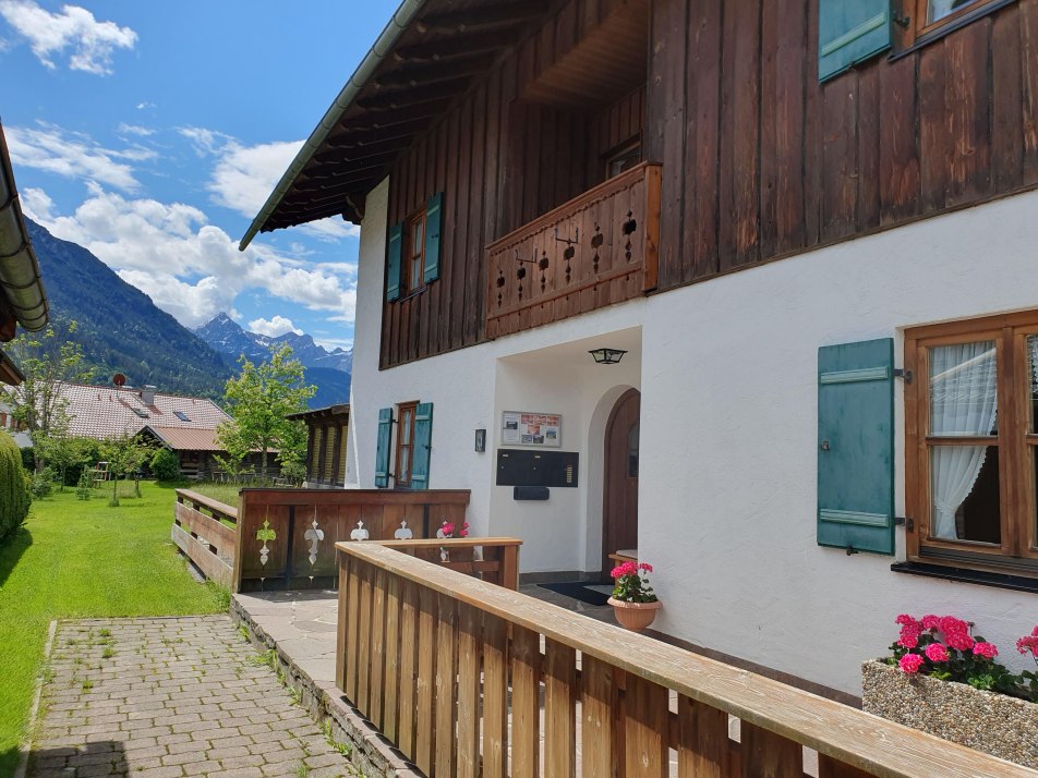 Eingang mit Gartenblick